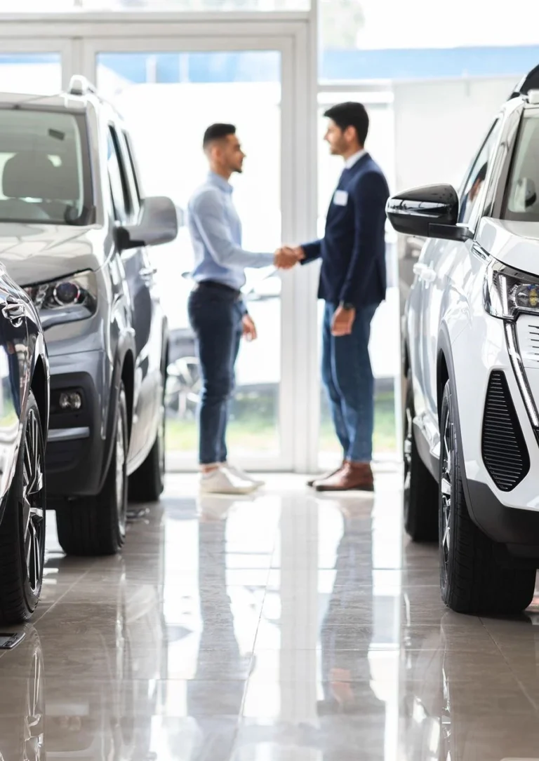 Particulier en train de confier sa voiture en dépôt vente